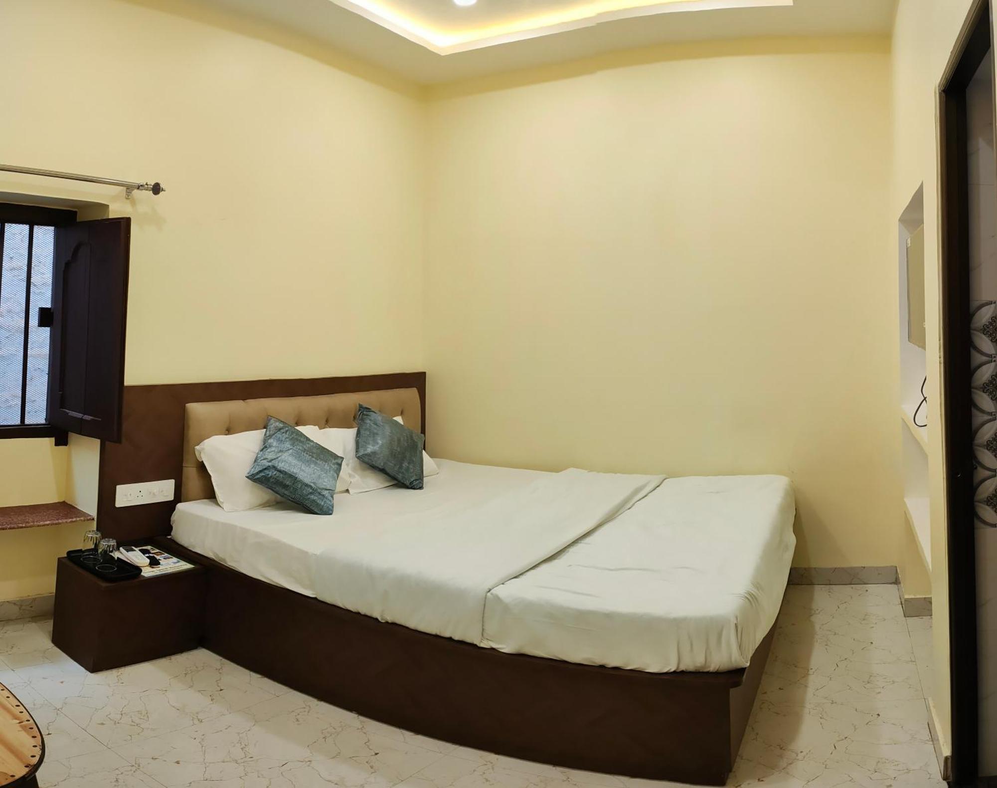 Ganga Sparsh Hotel Варанаси Екстериор снимка